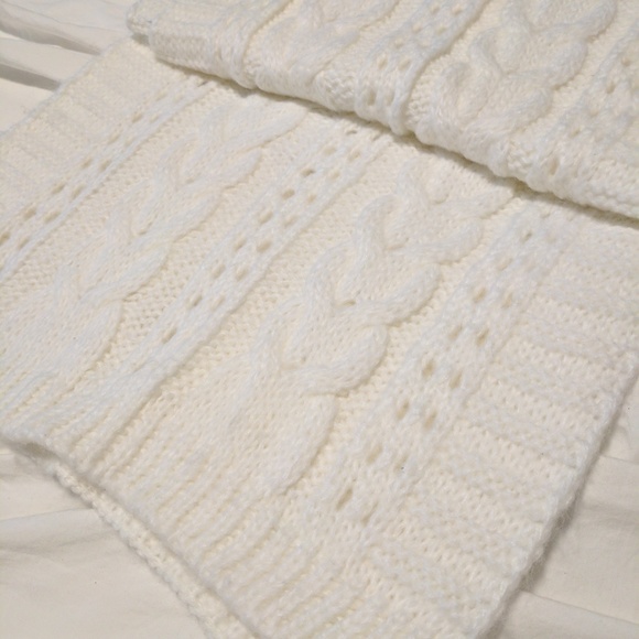 Sold WHITE SCARF - Picture 3 of 3