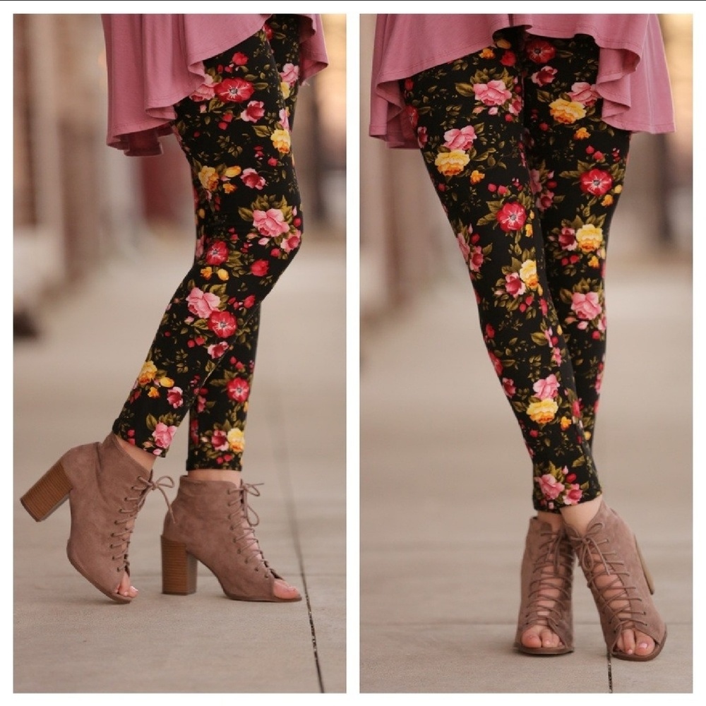 🪙5/$10💰Black Floral Print Leggings