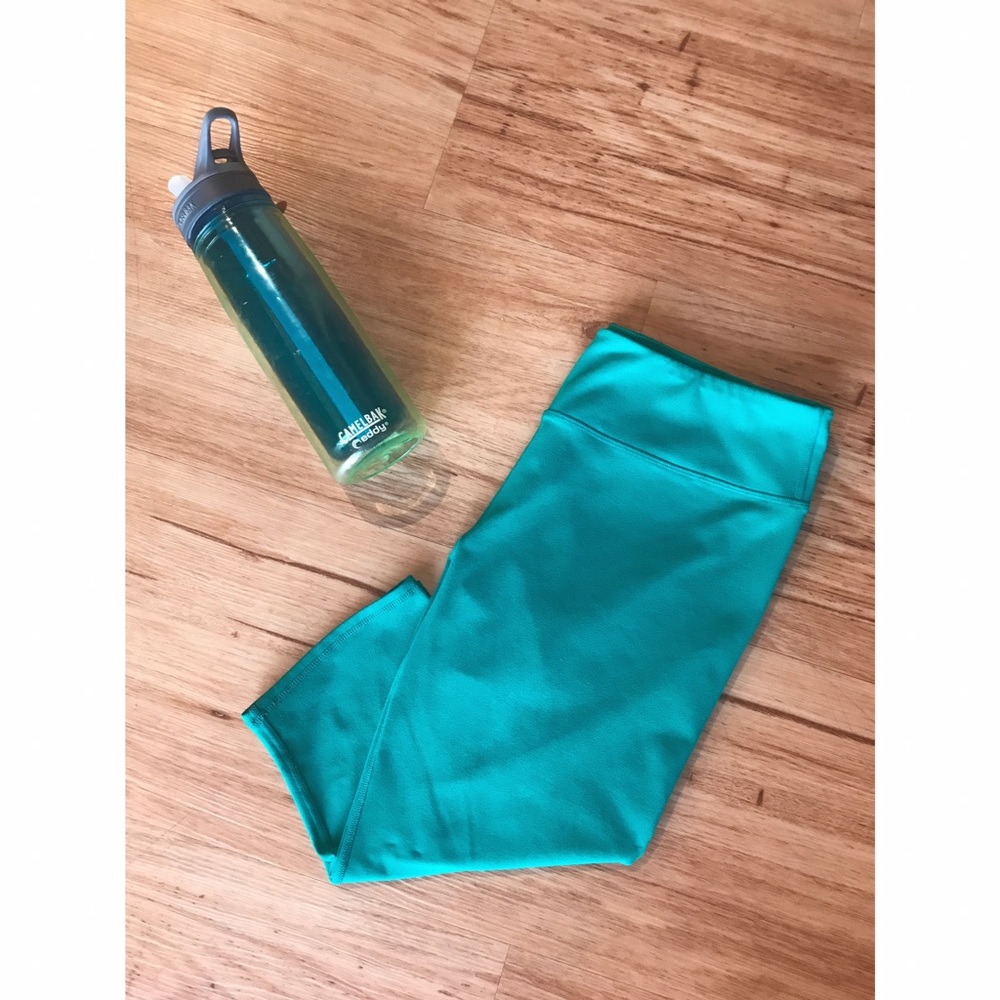 ➽ Fabletics Cropped Green Leggings
