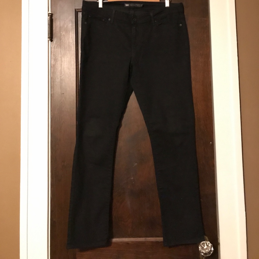 NWOT black Levi's. 14/32