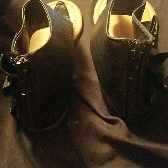 sandals - Picture 3 of 5