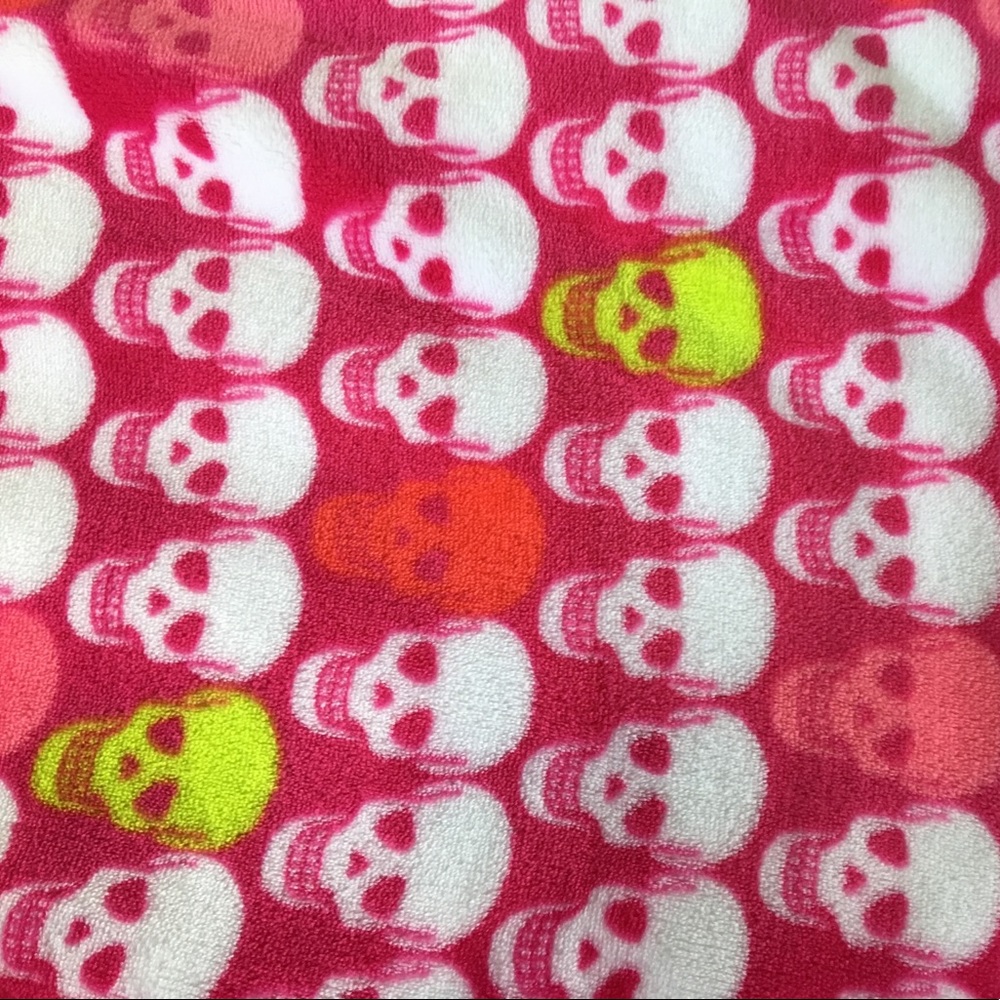 ☠️NWT Betsey Johnson Skulls Oversize Throw Blanket - Picture 3 of 3