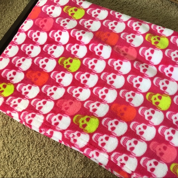 ☠️NWT Betsey Johnson Skulls Oversize Throw Blanket - Picture 2 of 3