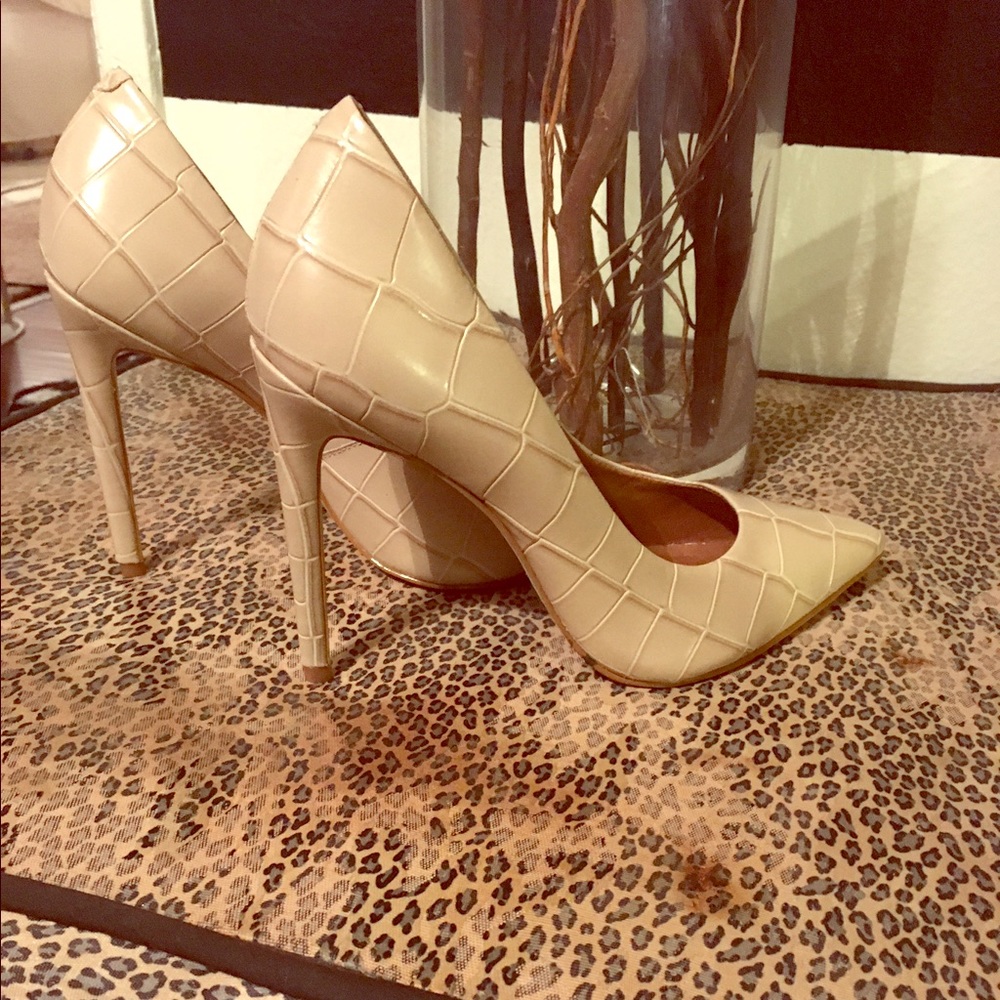 Steve Madden Cream Gator Pumps