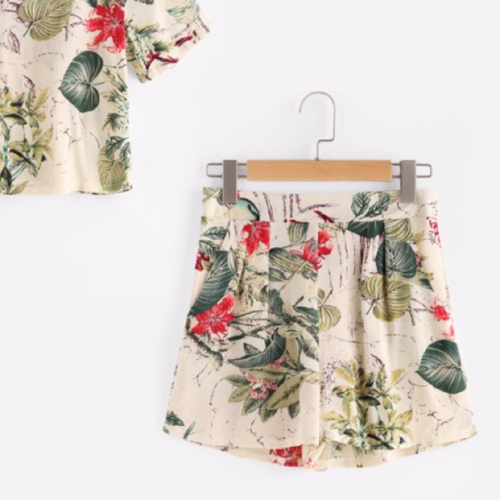 🌴 🆕 • 🌴 tropical green & red floral shorts