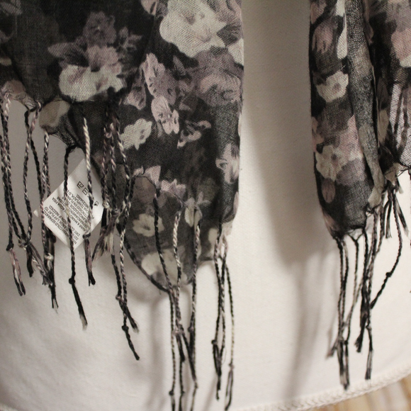 Used Scarf - Picture 2 of 4