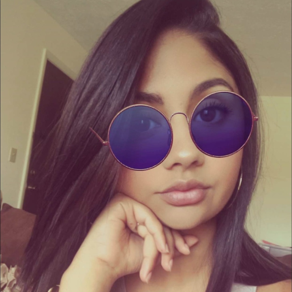 Meet your Posher, Naila