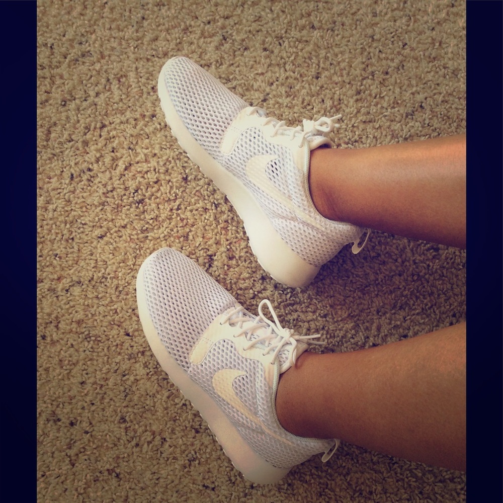 ⚡️Brand New & Auth. White Nike Roshe One size 6