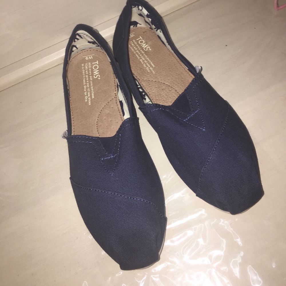 Navy blue toms