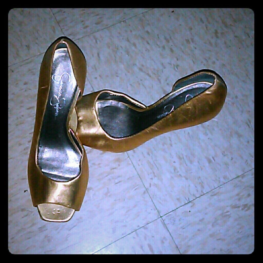 Gold leather pumps