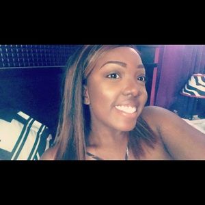 Meet your Posher, Akia