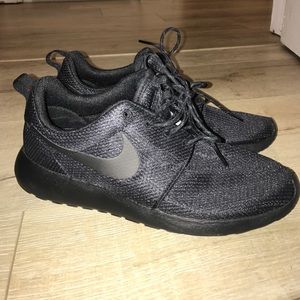 Black Nike Roshe's