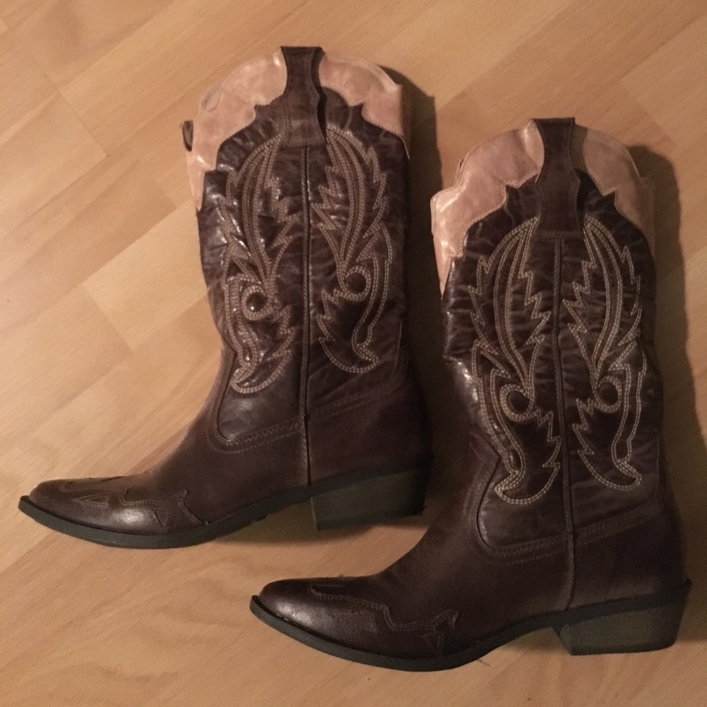 Two-tone pointed-toe cowboy boots