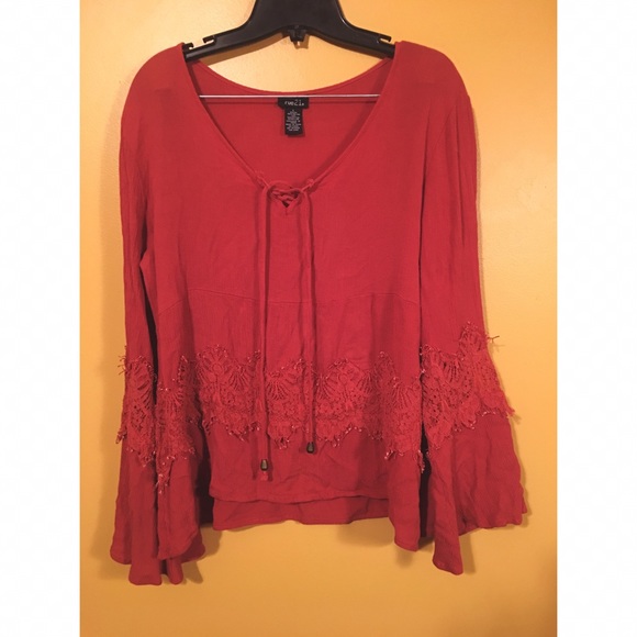 Bohoemian style top with bell sleeves - Picture 1 of 3