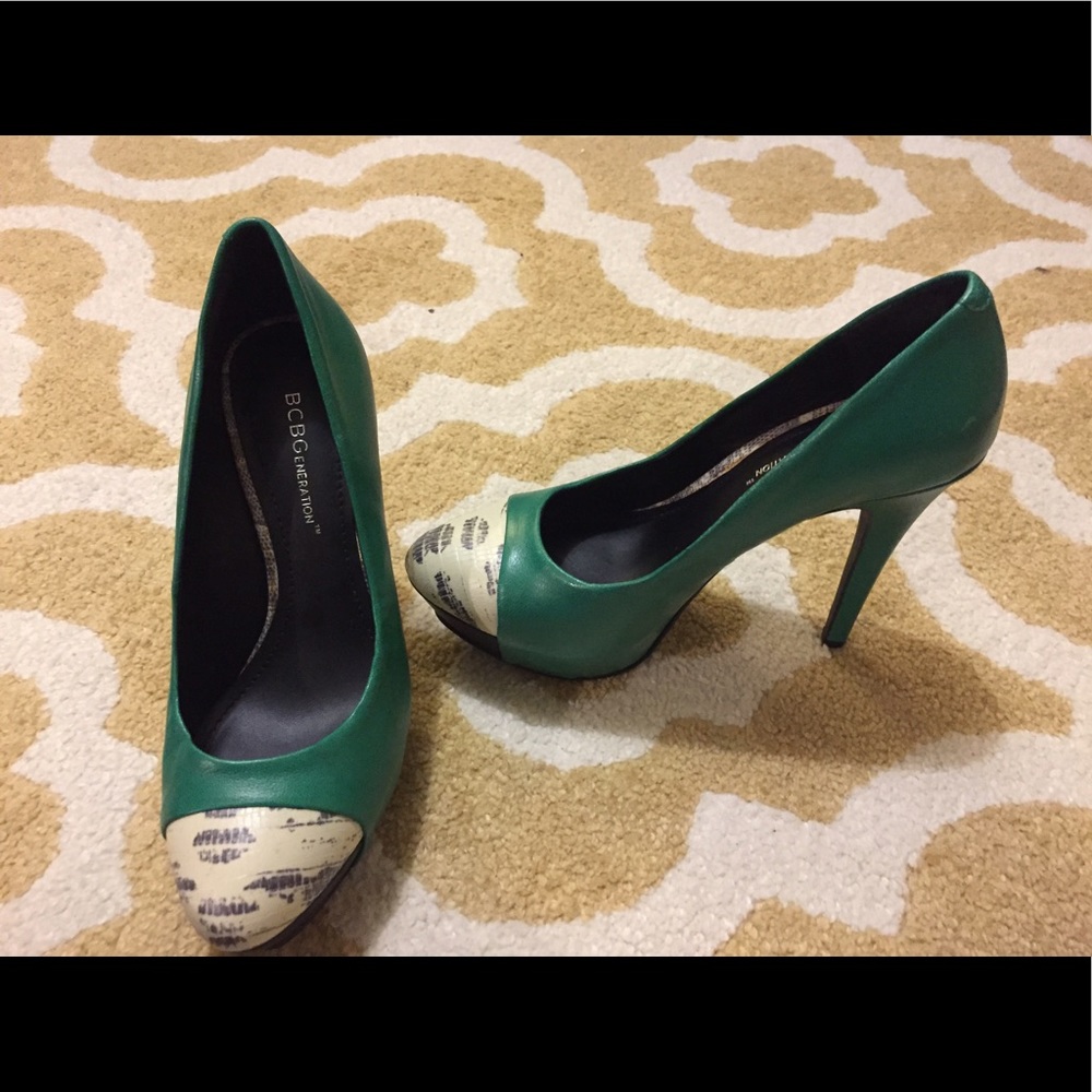 Bcbg snake print classy pumps