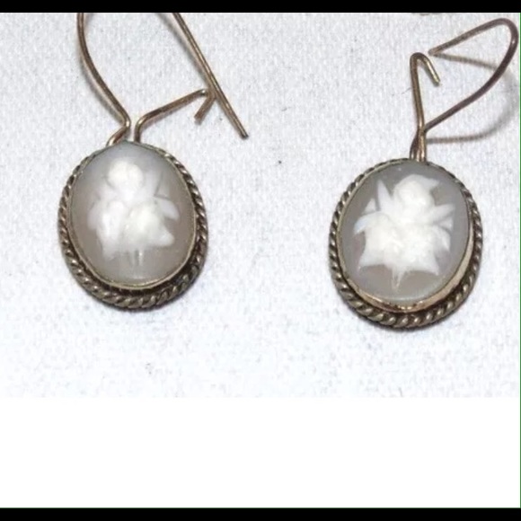 Jewelry - Vintage cameo earrings