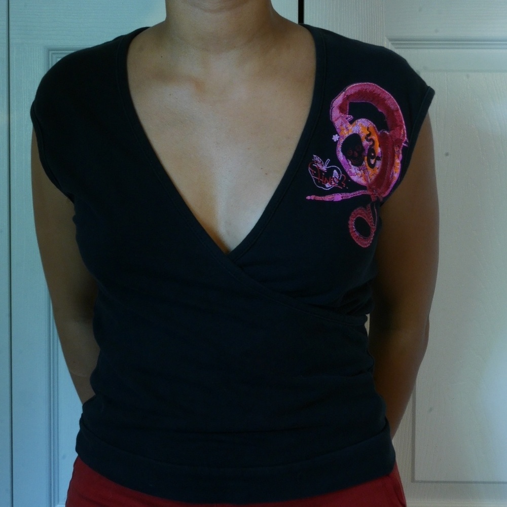 A muscle sleeve wrap cleavage shirt