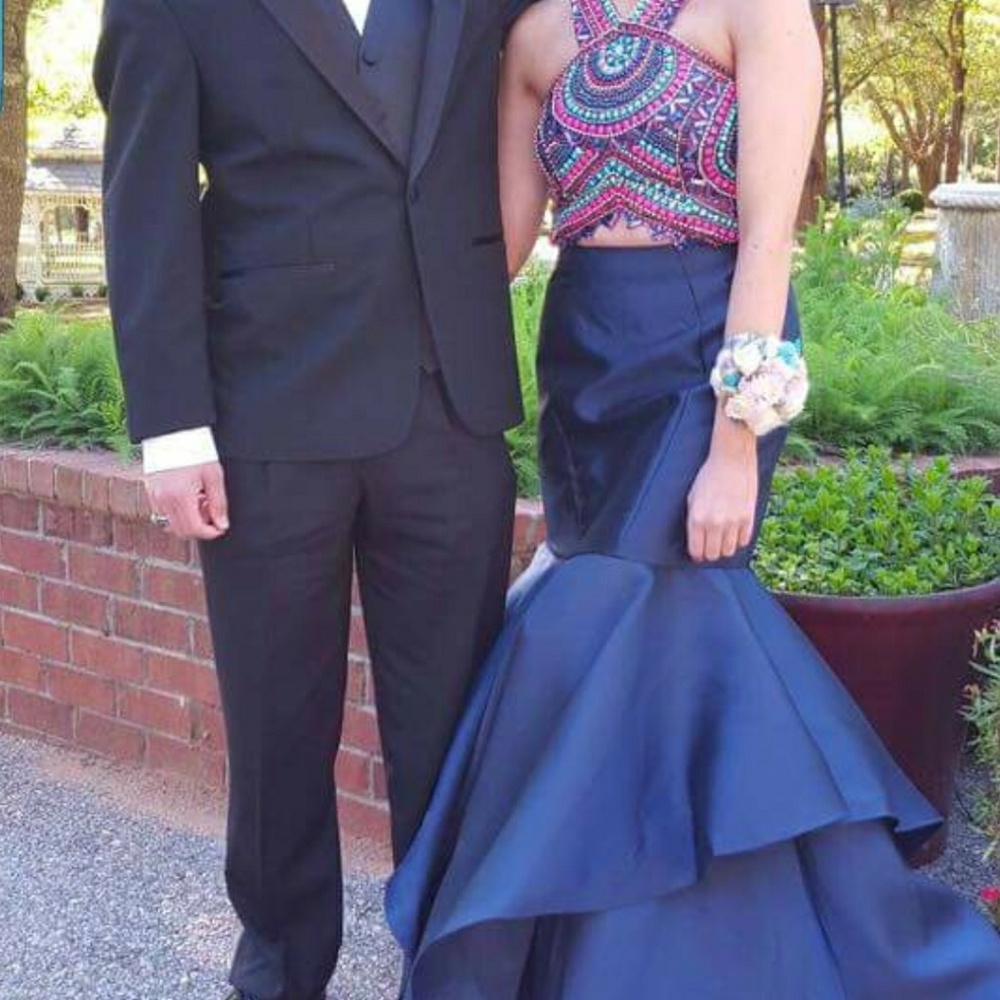 Gorgeous dress. Perfect for prom.