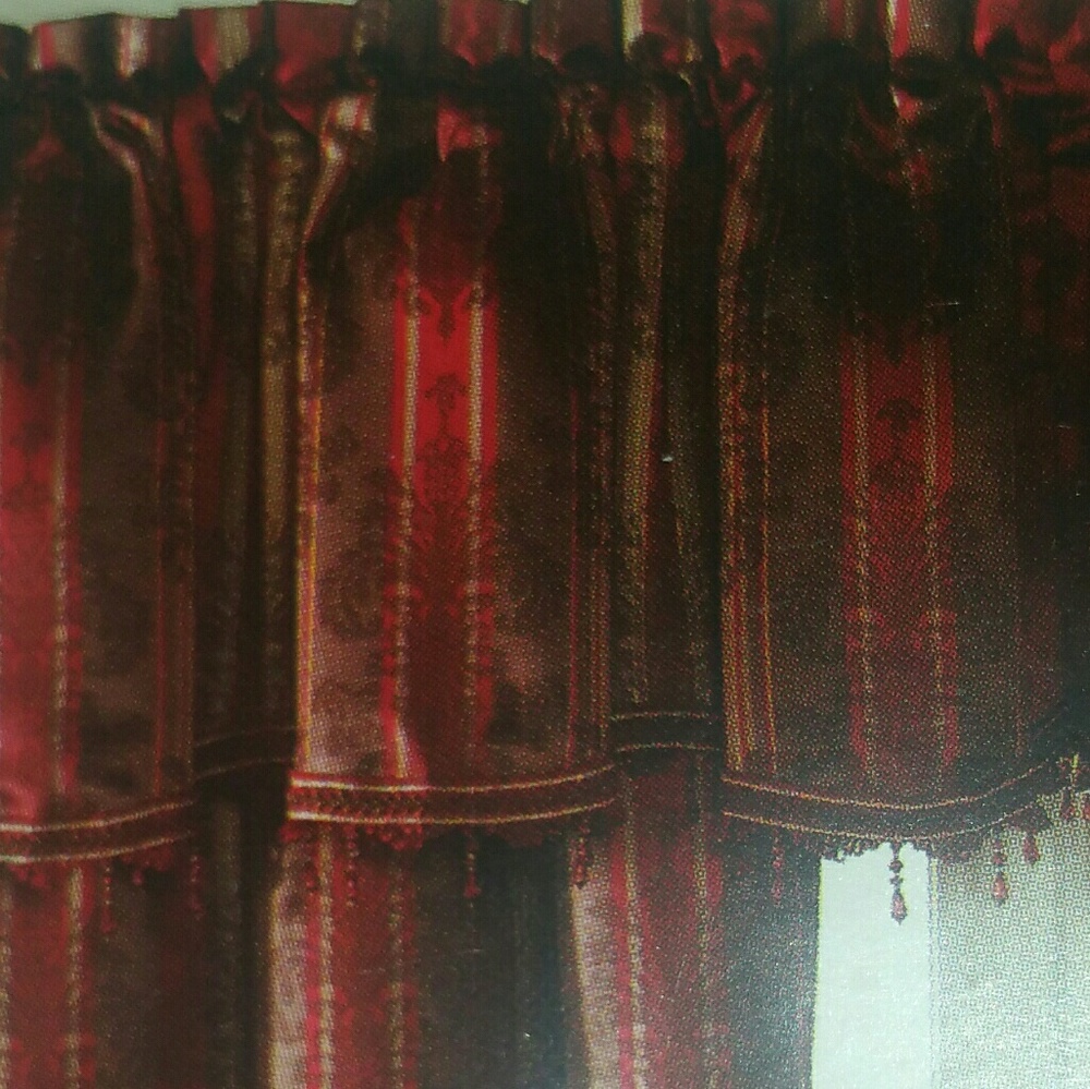 Kingsbury scalloped valance (one)