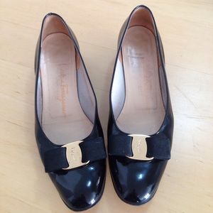 Salvatore Ferragamo Vara black pumps vintage
