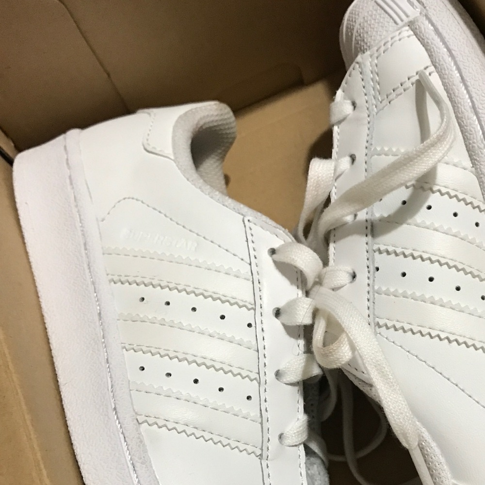 👧🏻Kids Adidas White Shoes👟👟