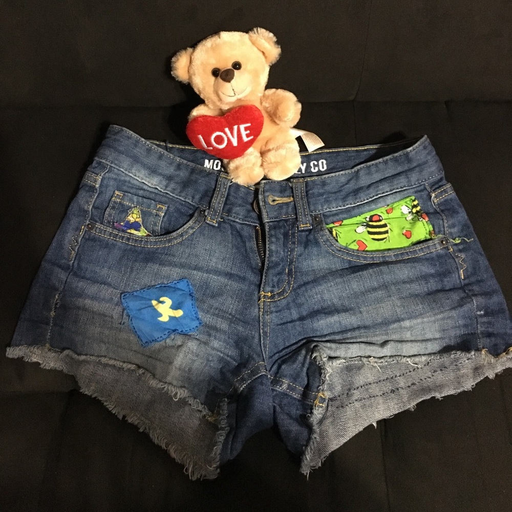 UNIQUE PATCHED JEAN SHORT CUTOFFS