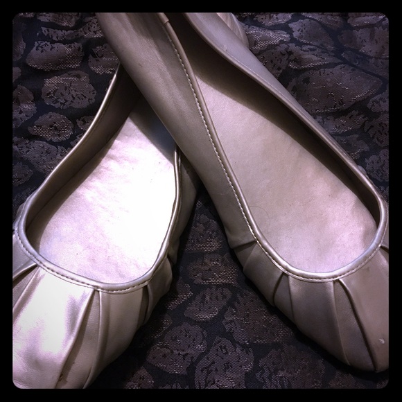 Shoes - Light gold flats 🌺Like New 🌺