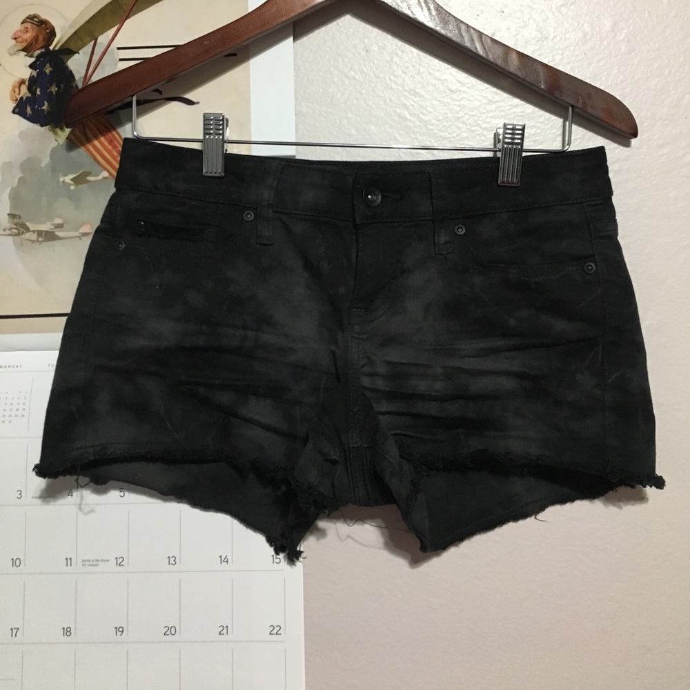 BLACK ACID WASH JEAN SHORTS distressed hem