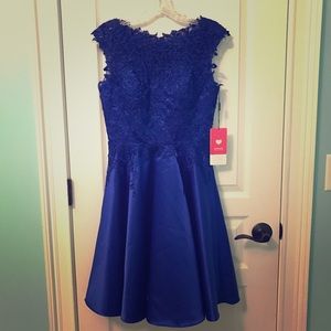 A-Line/Princess Scoop Neck Satin Homecoming Dress