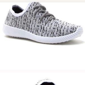 Black/white lightweight sneakers