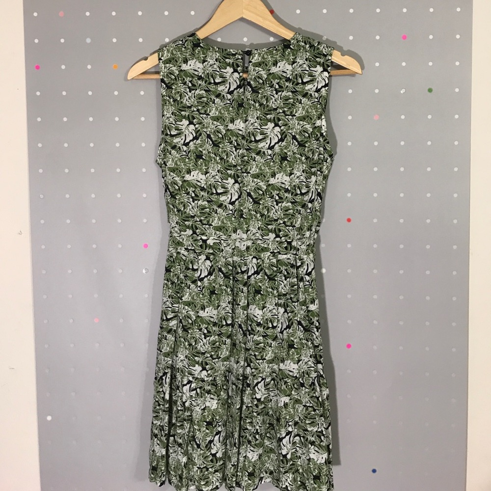 Green Leaf Pattern Sundress - Picture 2 of 6