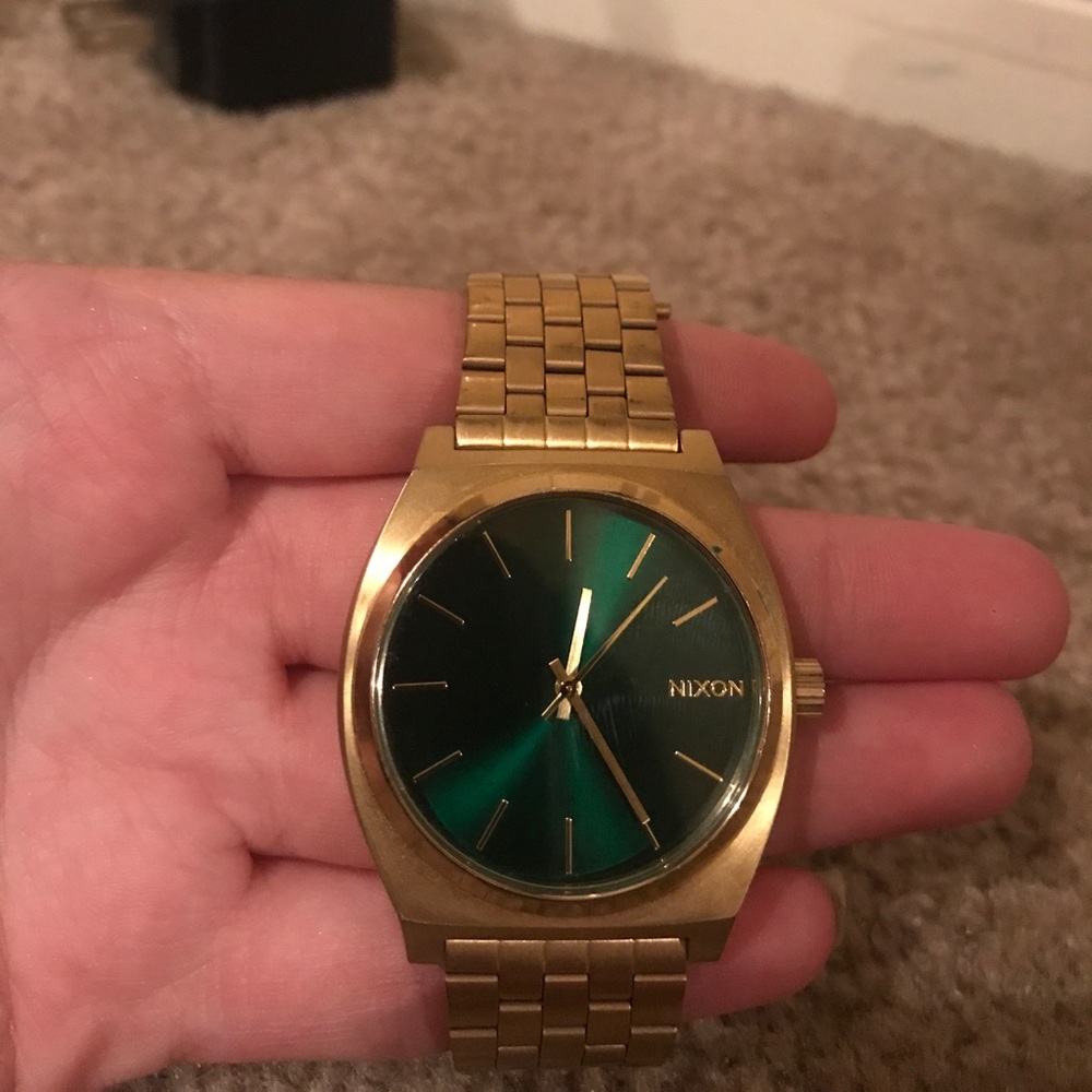 *BRAND NEW W/O BOX* NIXON WATCH GOLD AND EMERALD