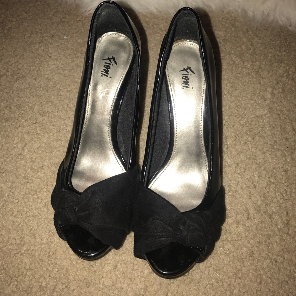 BLACK HEELS - Picture 2 of 2