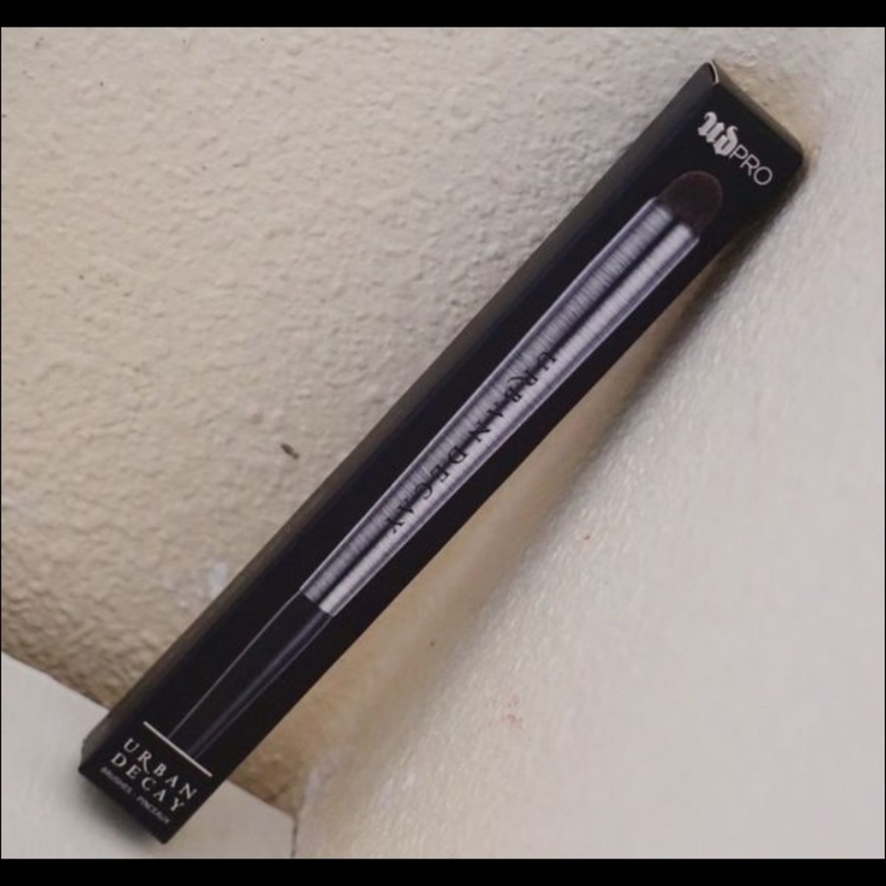 URBAN DECAY The Finger Concealer Brush