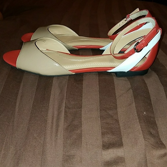 👡Tahari Patent Leather Open Toes Flats👡 - Picture 2 of 3