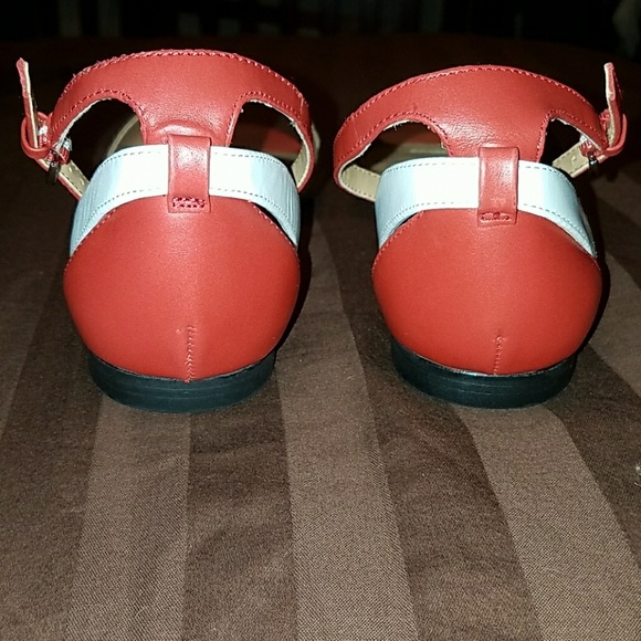 👡Tahari Patent Leather Open Toes Flats👡 - Picture 3 of 3