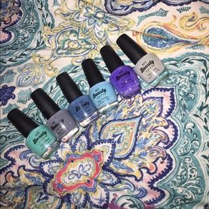 Nail polish bundle!*FREE WITH $10 PURCHASE!!*