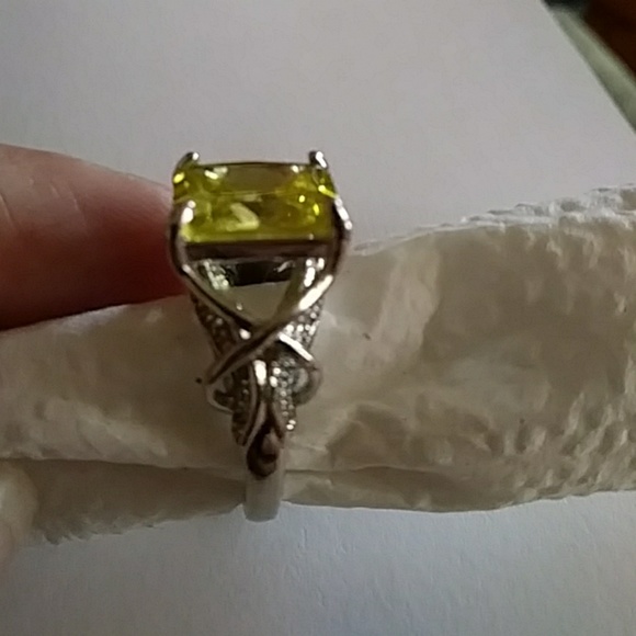 Peridot ring - Picture 2 of 4