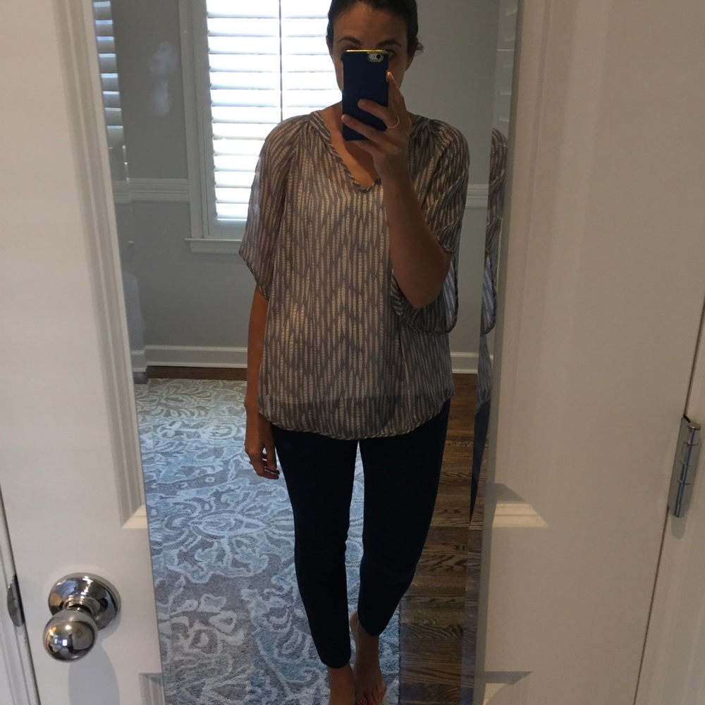 Sz 6 FEI sheer print top.