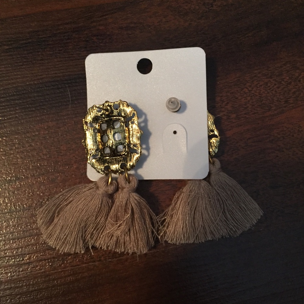 NEW Tassel Earrings🌸 - Picture 4 of 4