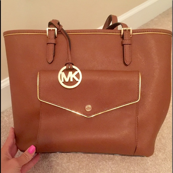 Michael Kors Handbags - 🎉 Price drop 🎉Tan Michael Kors Purse!