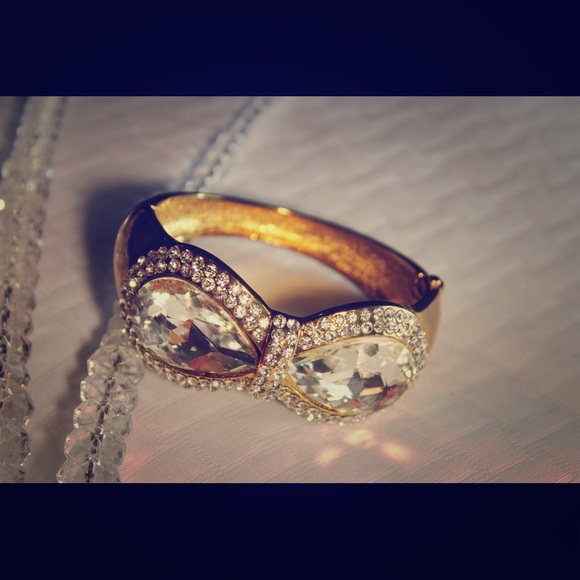 Rhinestone Bow tie gold bracelet | - Picture 1 of 4