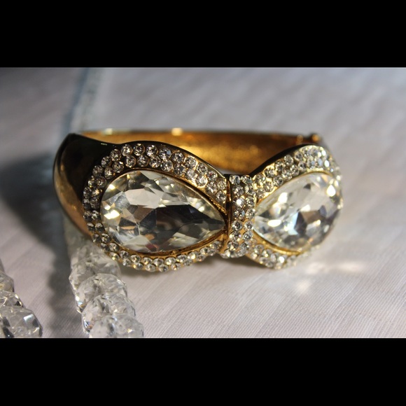 Rhinestone Bow tie gold bracelet | - Picture 2 of 4