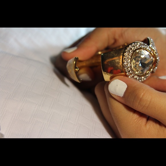 Rhinestone Bow tie gold bracelet | - Picture 4 of 4