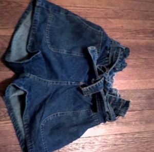 Elastic high waisted denim shorts with bow.