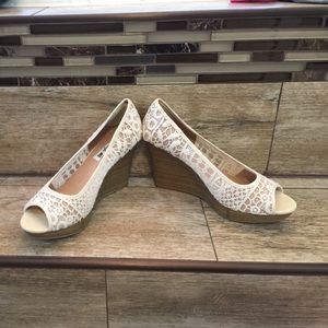 Size 9 1/2 American Eagle peep toe wedges lace