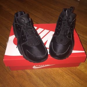 Black Nike Huaraches