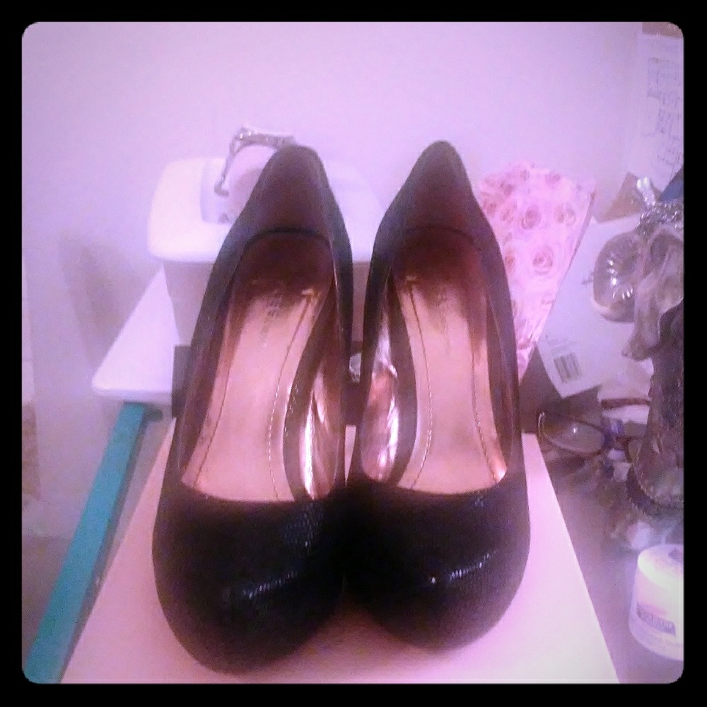 Bcbg black pumps