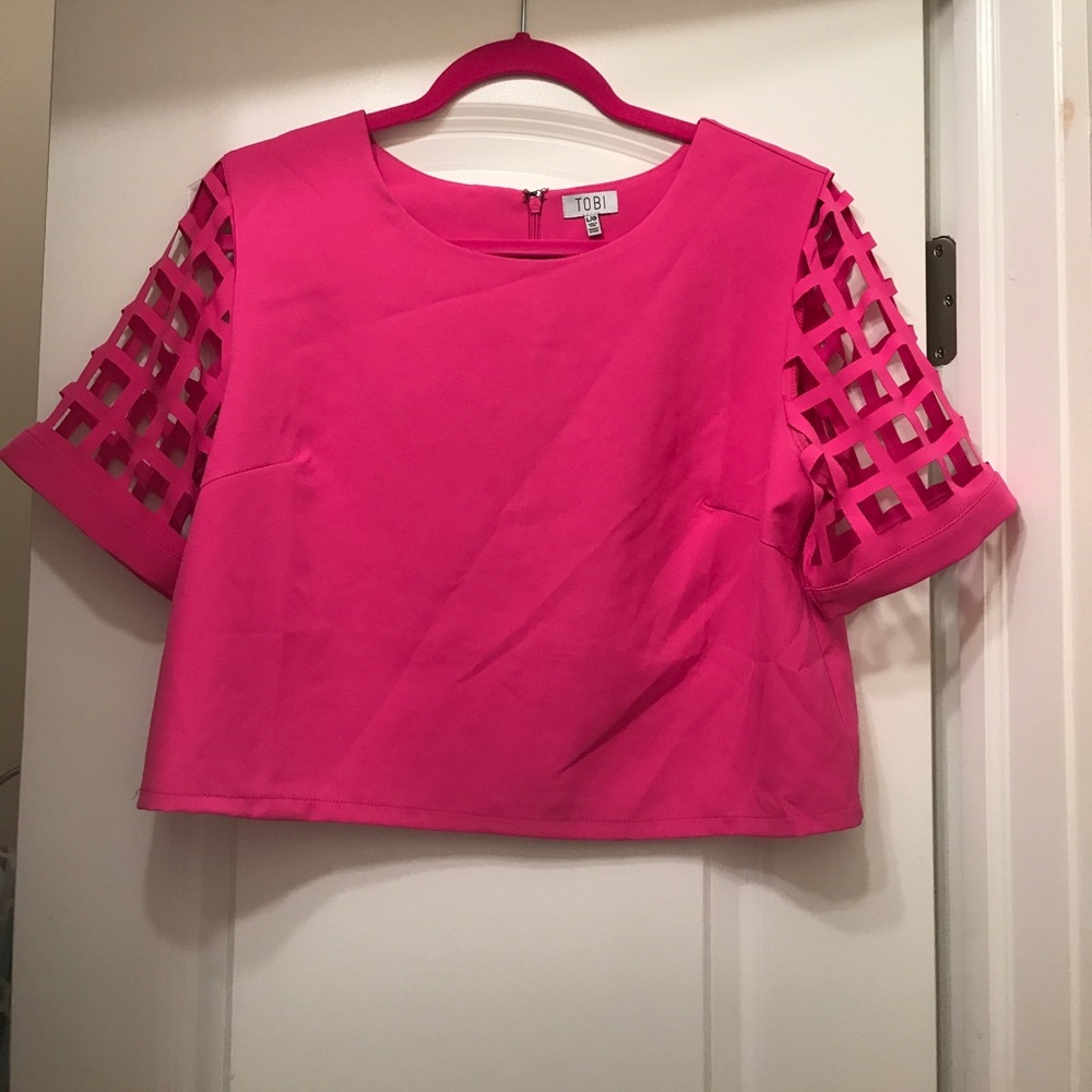 Adorable Tobi crop top with open detailed sleeves