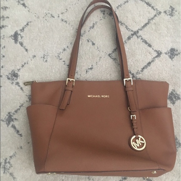 Michael Kors Handbags - Michael Kors jet setter medium